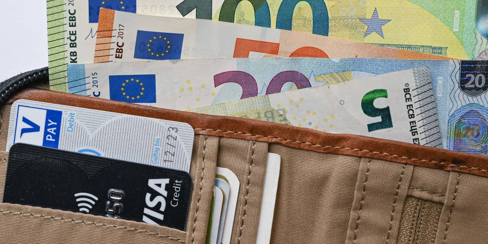 Viele Eurobanknoten stecken in einer Geldbörse.