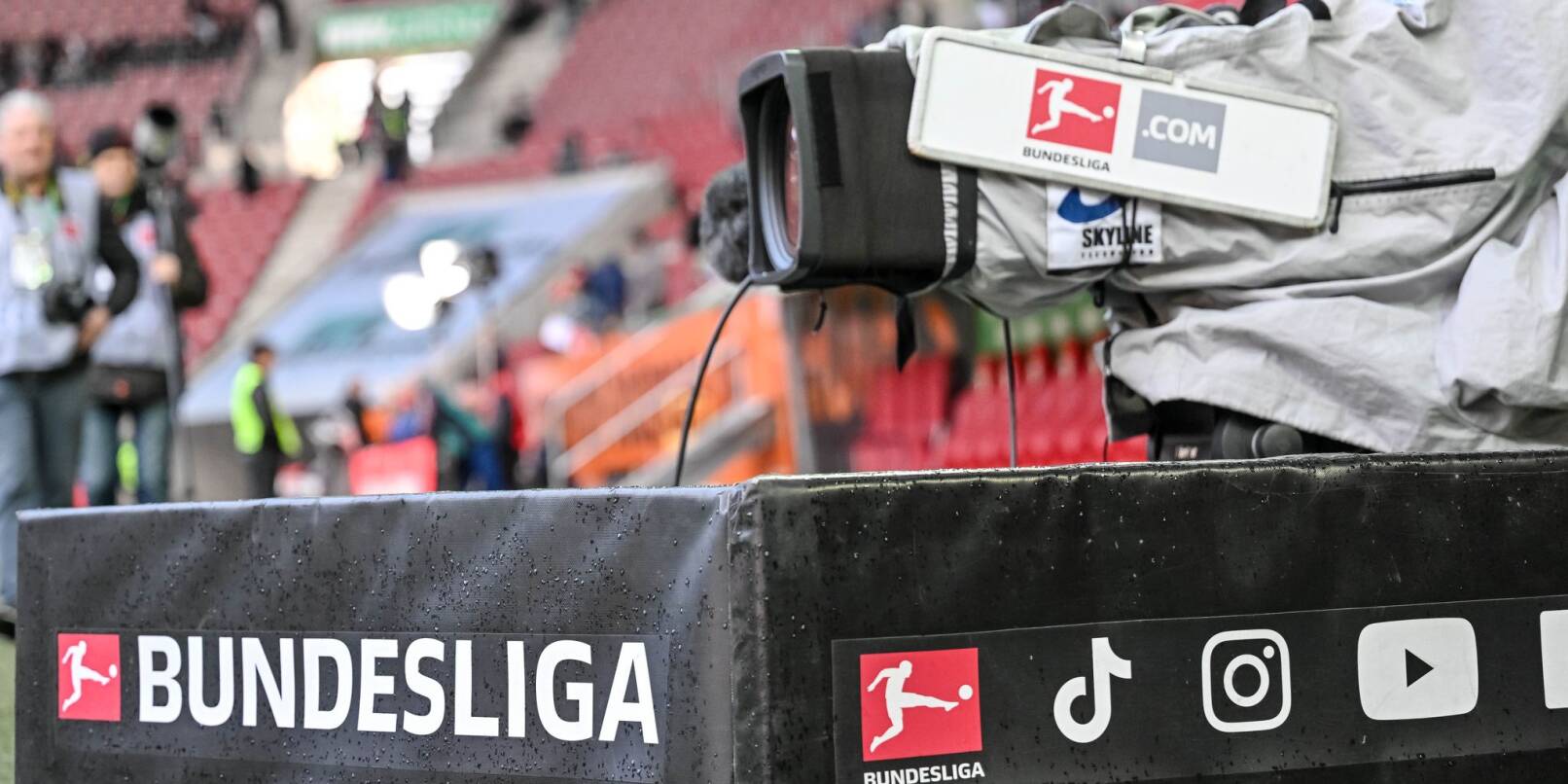 Die DFL schüttet rund 1,2 Milliarden Euro an die Clubs aus. Die DFL schüttet rund 1,2 Milliarden Euro an die Clubs aus.