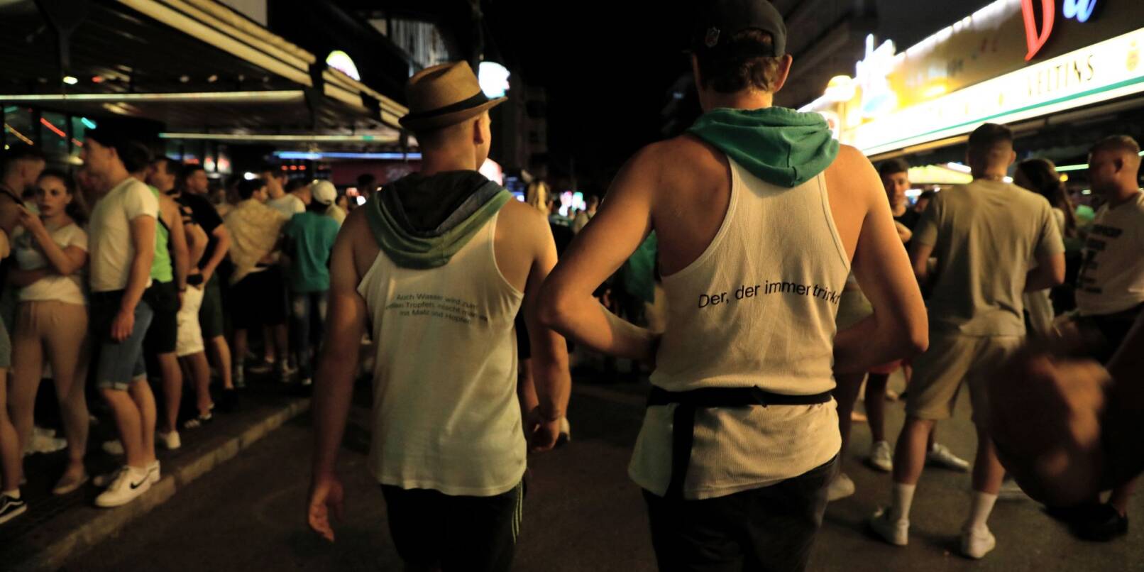 Vorwiegend junge Leute gehen am Abend durch die Schinkenstraße im Party-Viertel Ballermann auf Mallorca. (Archivbild)
