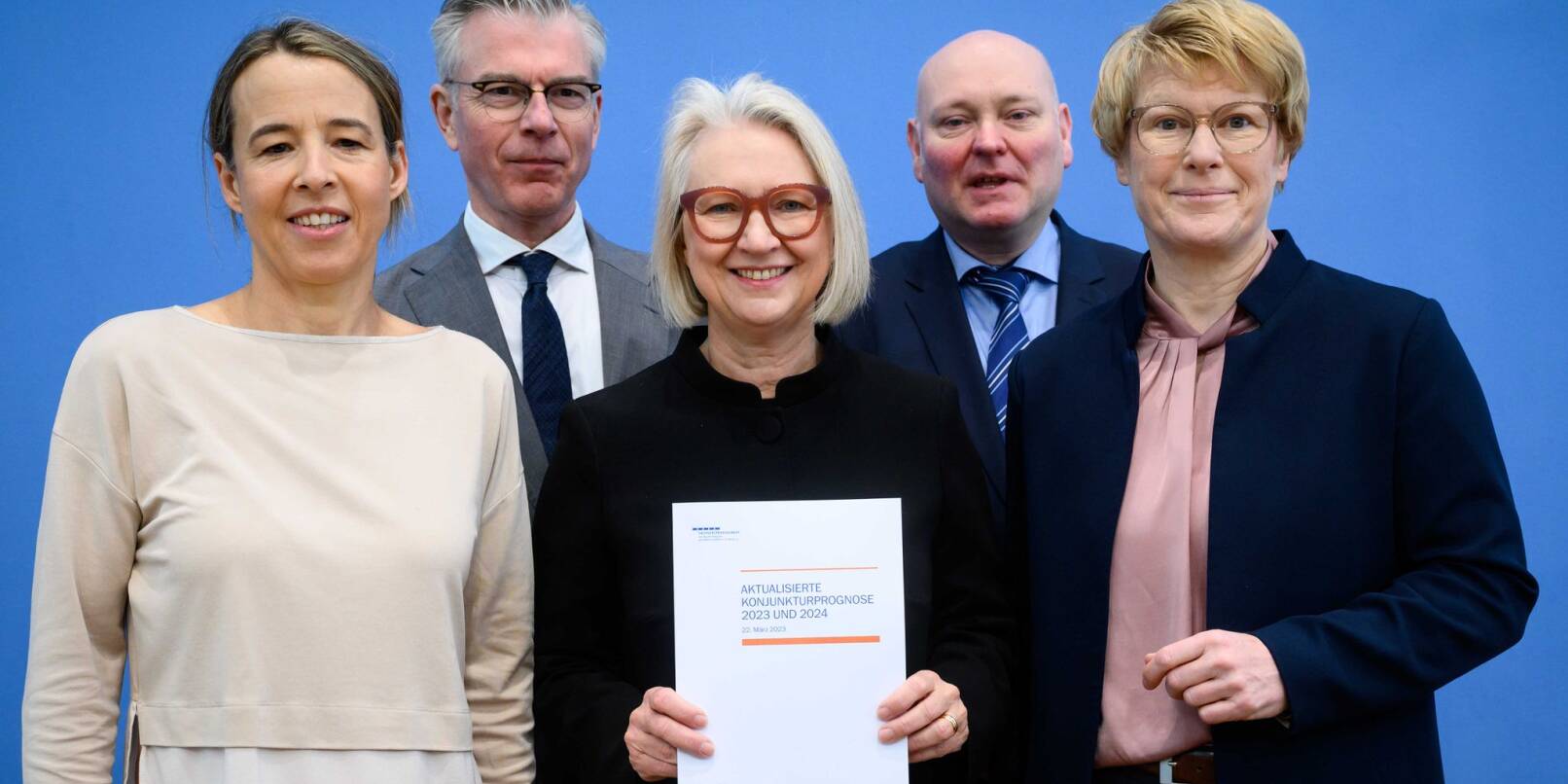 Ulrike Malmendier (l-r), Martin Werding, Monika Schnitzer (Vorsitzende), Achim Truger und Veronika Grimm stellten die aktualisierte Konjunkturprognose 2023/24 vor.