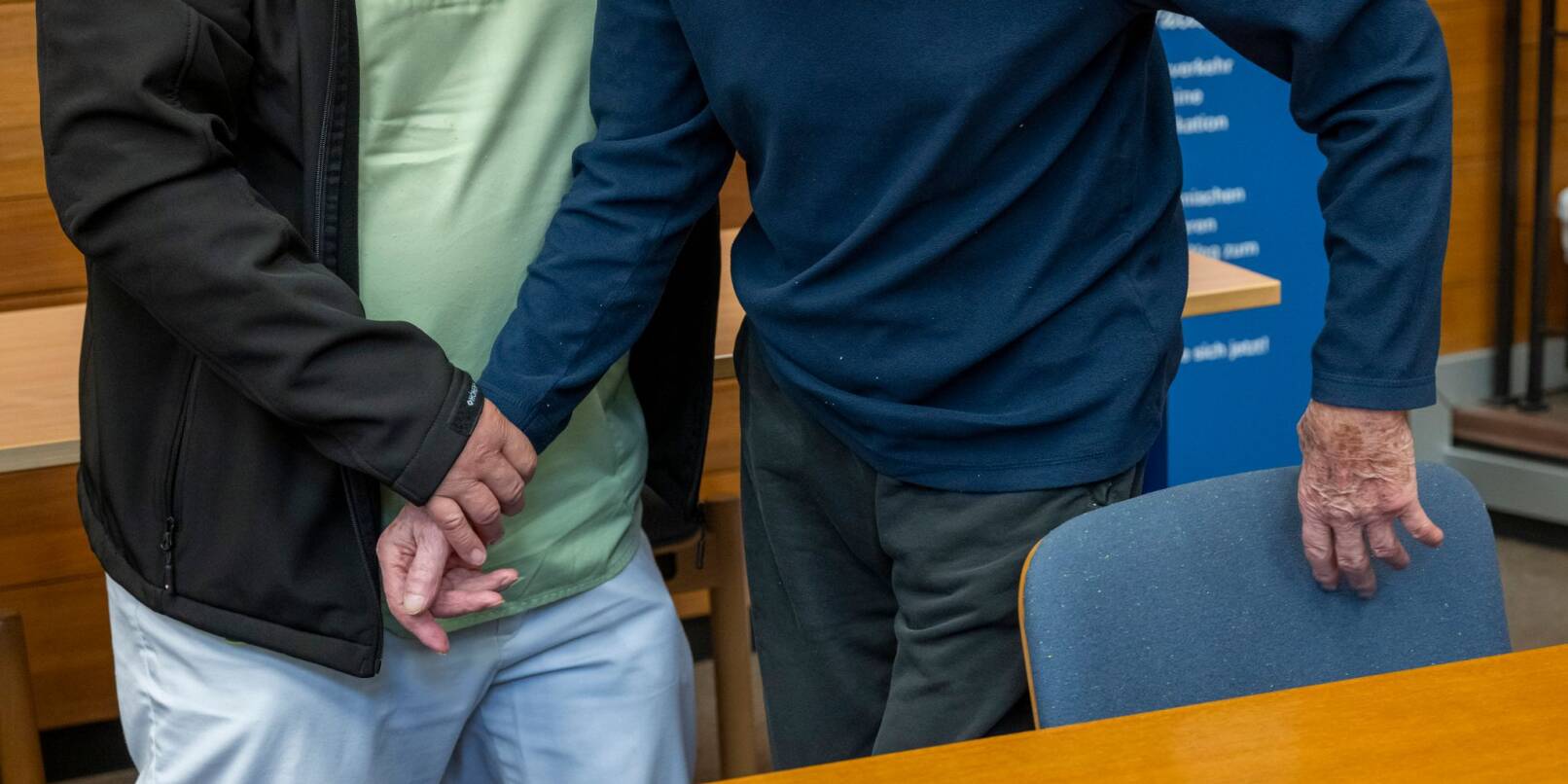 Ein Pfleger führte den alten Mann in den Gerichtssaal. Ein Pfleger führte den alten Mann in den Gerichtssaal.