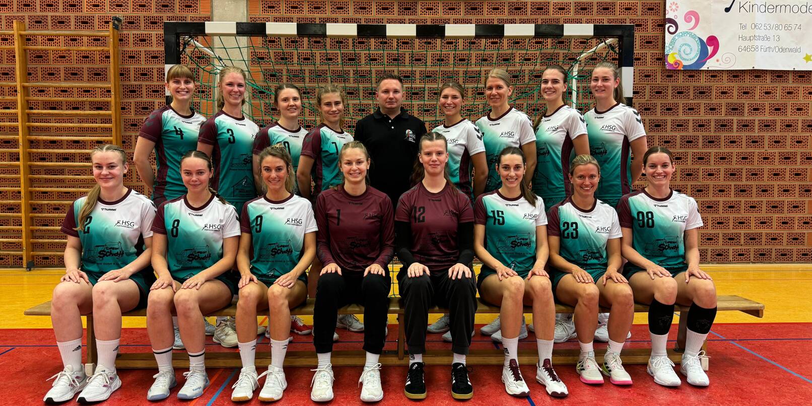 Die erste Frauenmannschaft der HSG Fürth/Krumbach will in der Bezirksoberliga unter die ersten fünf kommen. Unser Bild zeigt hinten von links Franziska Beye, Elena Weber, Theresa Jöst, Alicia Geiß, Trainer Daniel Werner, Shannon Obermeier, Lisa Unrath, Johanna Dörsam, Annika Dörsam, sitzend von links: Neele Roth, Amira Ehret, Lilly Schüle, Leonie Stephan, Sina Ruff, Jana Dörsam, Andrea Kloth, Jil Dingeldein. Es fehlen Anna Reimund und Melina Guthier. Die erste Frauenmannschaft der HSG Fürth/Krumbach will in der Bezirksoberliga unter die ersten fünf kommen. Unser Bild zeigt hinten von links Franziska Beye, Elena Weber, Theresa Jöst, Alicia Geiß, Trainer Daniel Werner, Shannon Obermeier, Lisa Unrath, Johanna Dörsam, Annika Dörsam, sitzend von links: Neele Roth, Amira Ehret, Lilly Schüle, Leonie Stephan, Sina Ruff, Jana Dörsam, Andrea Kloth, Jil Dingeldein. Es fehlen Anna Reimund und Melina Guthier.