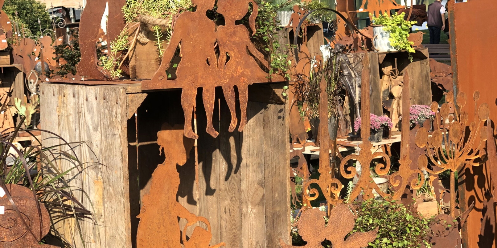 Deko-Elemente setzen Akzente im Garten. Bei der LebensArt gibt es eine große Auswahl an outdoor-tauglichen Schmuckstücken für den heimischen Garten. Deko-Elemente setzen Akzente im Garten. Bei der LebensArt gibt es eine große Auswahl an outdoor-tauglichen Schmuckstücken für den heimischen Garten.