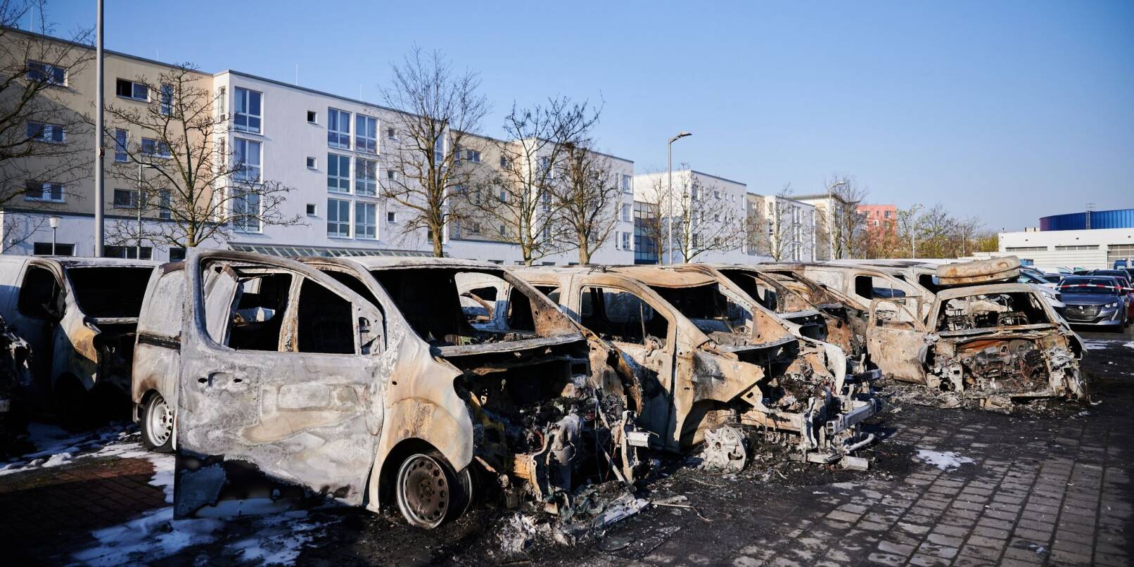 In Berlin-Marzahn sind in einem Autohaus 25 Kleintransporter auf einer Freifläche abgebrannt. Darunter auch ein Elektroauto, dessen Batterie Feuer fing.