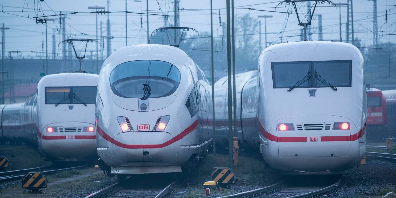 Abgestellte ICE-Züge stehen - startbereit für das Ende des Warnstreiks - am Hauptbahnhof in Frankfurt.