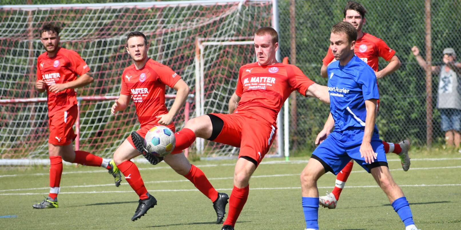Colin Schwerdtfeger (am Ball) gehörte zwar zu den Lützelsachsener Torschützen, das dürfte über die Derbyniederlage aber nicht hinwegtrösten. Colin Schwerdtfeger (am Ball) gehörte zwar zu den Lützelsachsener Torschützen, das dürfte über die Derbyniederlage aber nicht hinwegtrösten.