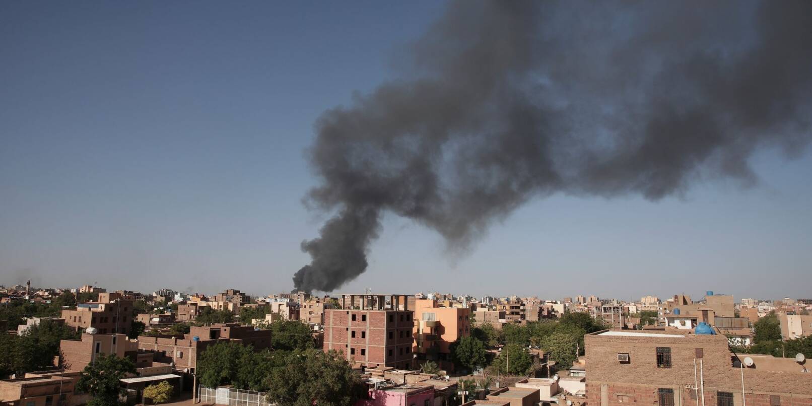 Rauch steigt nach anhaltenden Kämpfen über den Dächern von Khartum auf.
