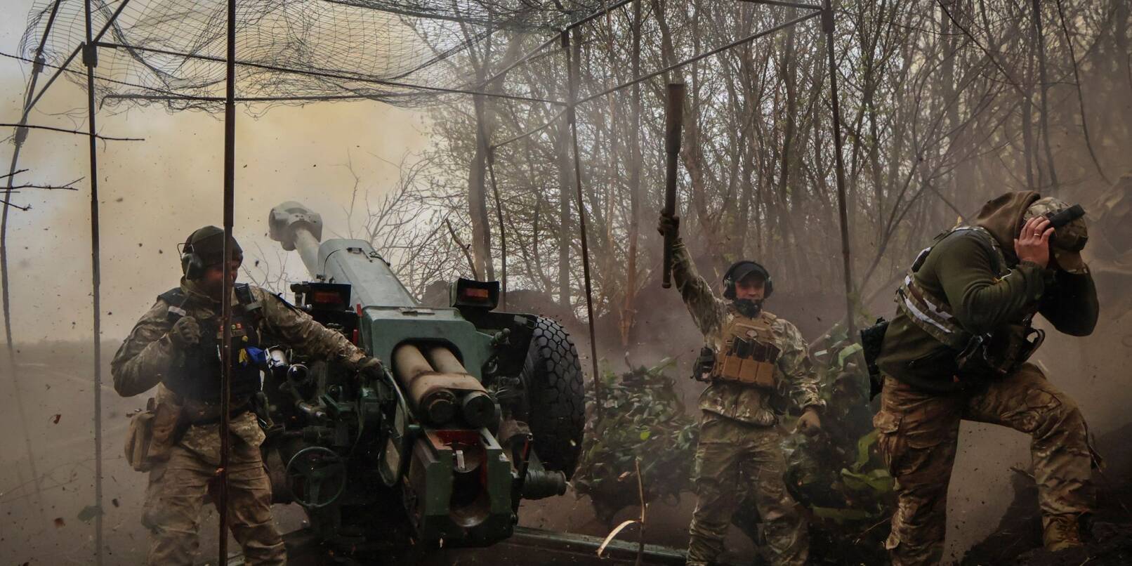 Ukrainische Soldaten feuern an der Frontlinie in der Nähe von Bachmut eine Haubitze ab.