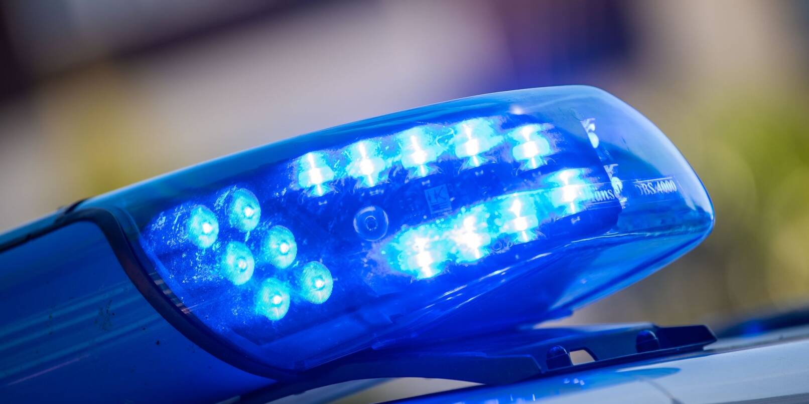 Ein Blaulicht auf dem Dach eines Polizeifahrzeugs. Eine Vermisste wurde tot aufgefunden, ein mutmaßlicher Täter festgenommen.