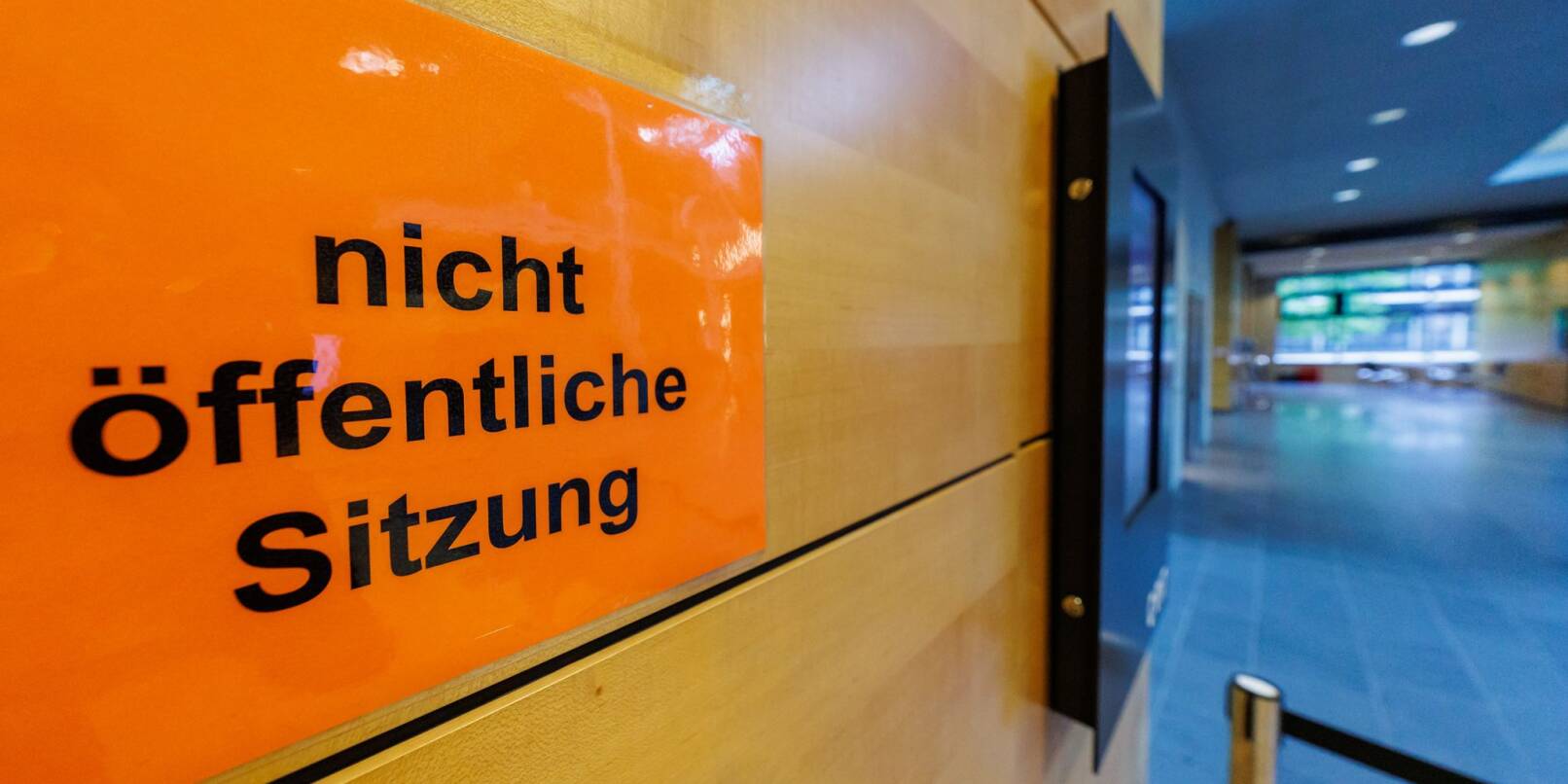 Mehr als 30 Jahre nach dem gewaltsamen Tod eines Mädchens in Unterfranken startet vor dem Landgericht Würzburg der Prozess gegen einen Mann, der zur Tatzeit 17 Jahre alt war. (Archivbild) Mehr als 30 Jahre nach dem gewaltsamen Tod eines Mädchens in Unterfranken startet vor dem Landgericht Würzburg der Prozess gegen einen Mann, der zur Tatzeit 17 Jahre alt war. (Archivbild)