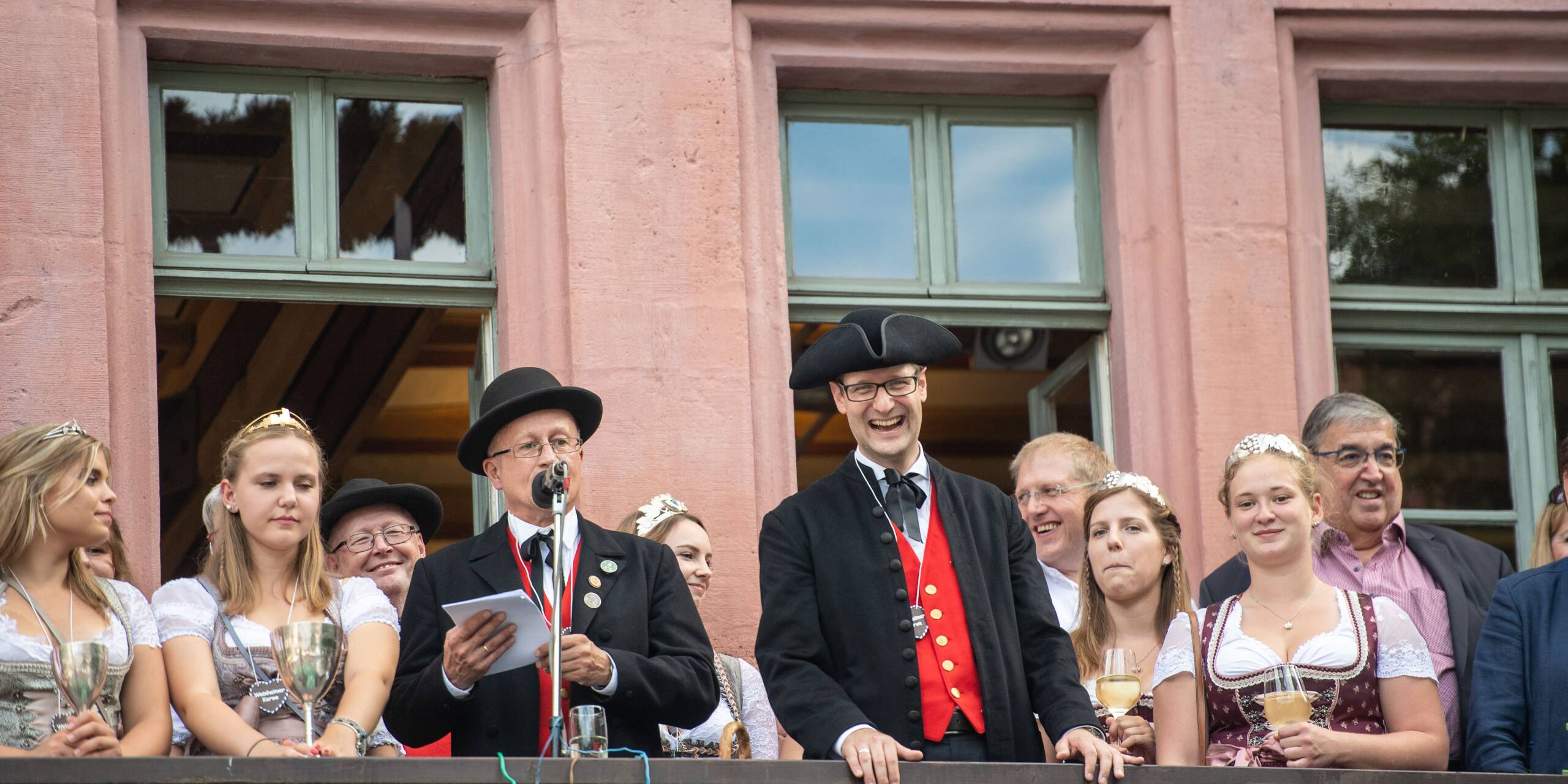 Vom Balkon des Alten Rathauses am Marktplatz in Weinheim wird die Kerwe feierlich eröffnet. Unter anderem spricht der Oberbürgermeister, aktuell ist das Manuel Just.