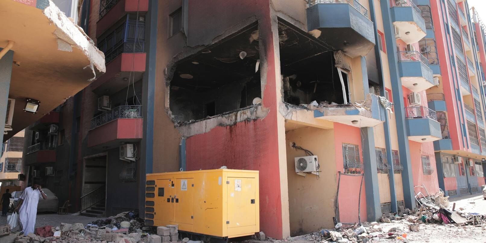 Ein beschädigtes Wohngebäude in Khartum. ist nach Kämpfen zu sehen. Es geht nach aktuellem Stand um die Rettung einer niedrigen dreistelligen Zahl deutscher Staatsbürger aus dem Sudan.