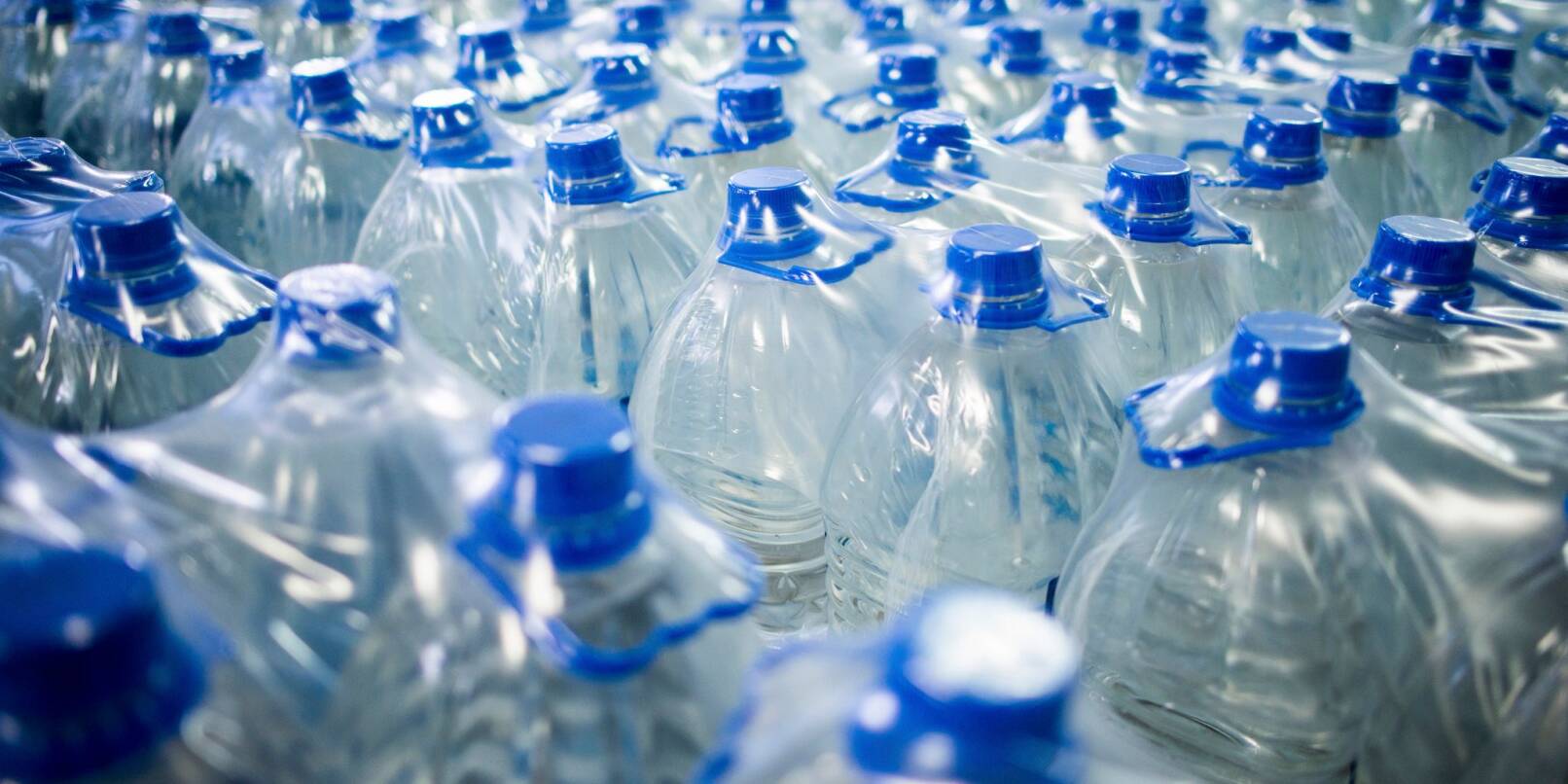 Wasserflaschen stehen in einer Fabrik zur Produktion von Mineralwasser.