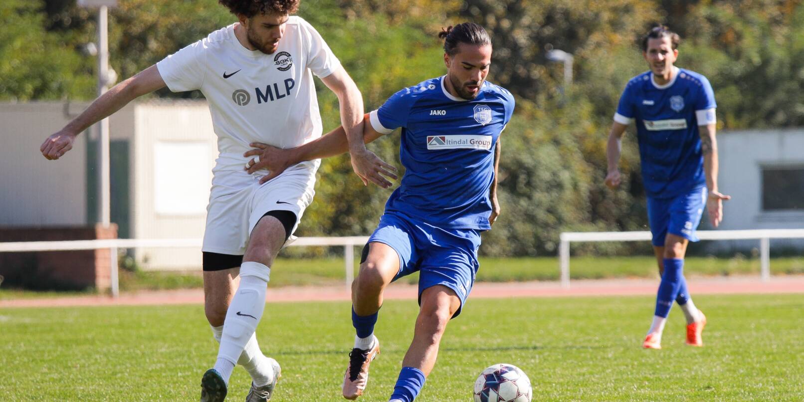Mittelfeld-Motor Ilya Ertanir (Mitte) zählte beim 4:1-Erfolg gegen die SG Heidelberg-Kirchheim am Samstagnachmittag einmal mehr zu den stärksten Weinheimern. Mittelfeld-Motor Ilya Ertanir (Mitte) zählte beim 4:1-Erfolg gegen die SG Heidelberg-Kirchheim am Samstagnachmittag einmal mehr zu den stärksten Weinheimern.
