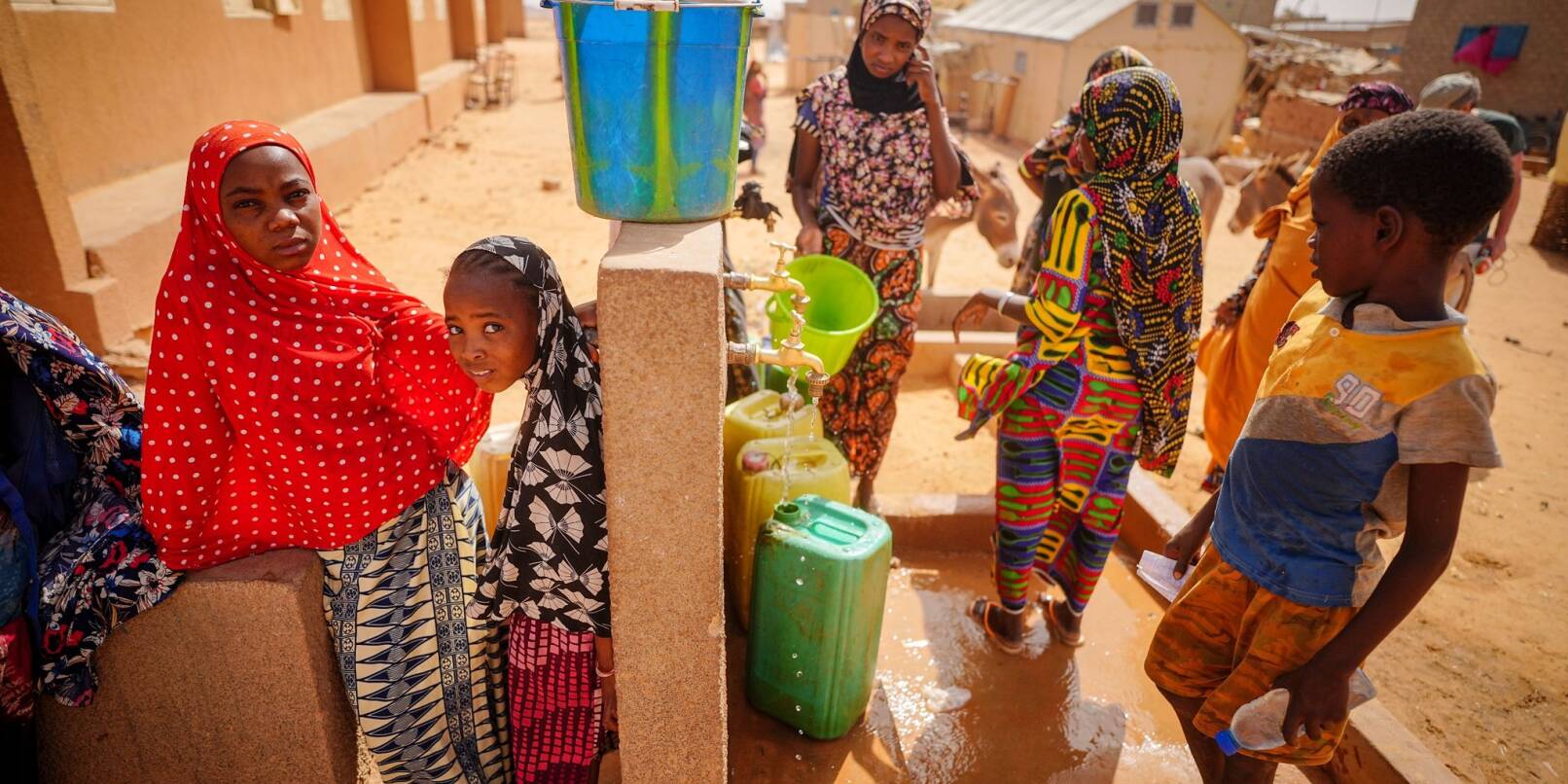 Kinder stehen an einer Wasserstelle in Ouallam im westafrikanischen Niger.