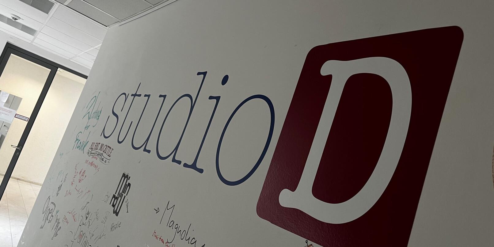 Auf der Wand im Eingangsbereich der WNOZ-Redaktion können sich die Künstlerinnen und Künstler, die bei StudioD auftreten, verewigen. Auf der Wand im Eingangsbereich der WNOZ-Redaktion können sich die Künstlerinnen und Künstler, die bei StudioD auftreten, verewigen.