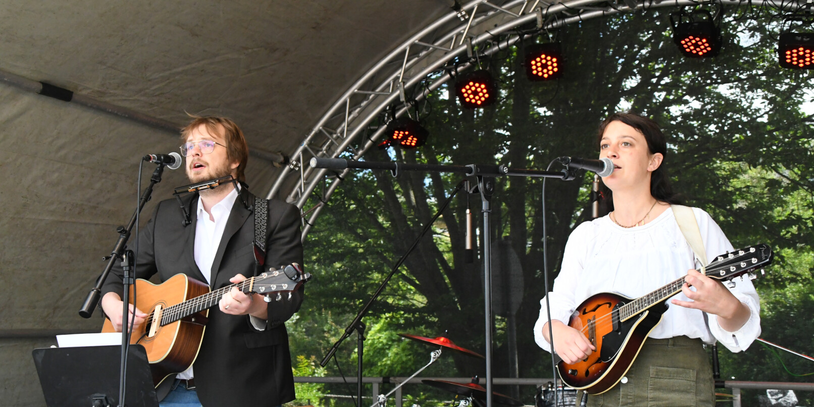Auch beim Weinheimer Weststadtfest standen Riecker und Moschner auf der Bühne und gaben Irish Folk zum Besten. Auch beim Weinheimer Weststadtfest standen Riecker und Moschner auf der Bühne und gaben Irish Folk zum Besten.