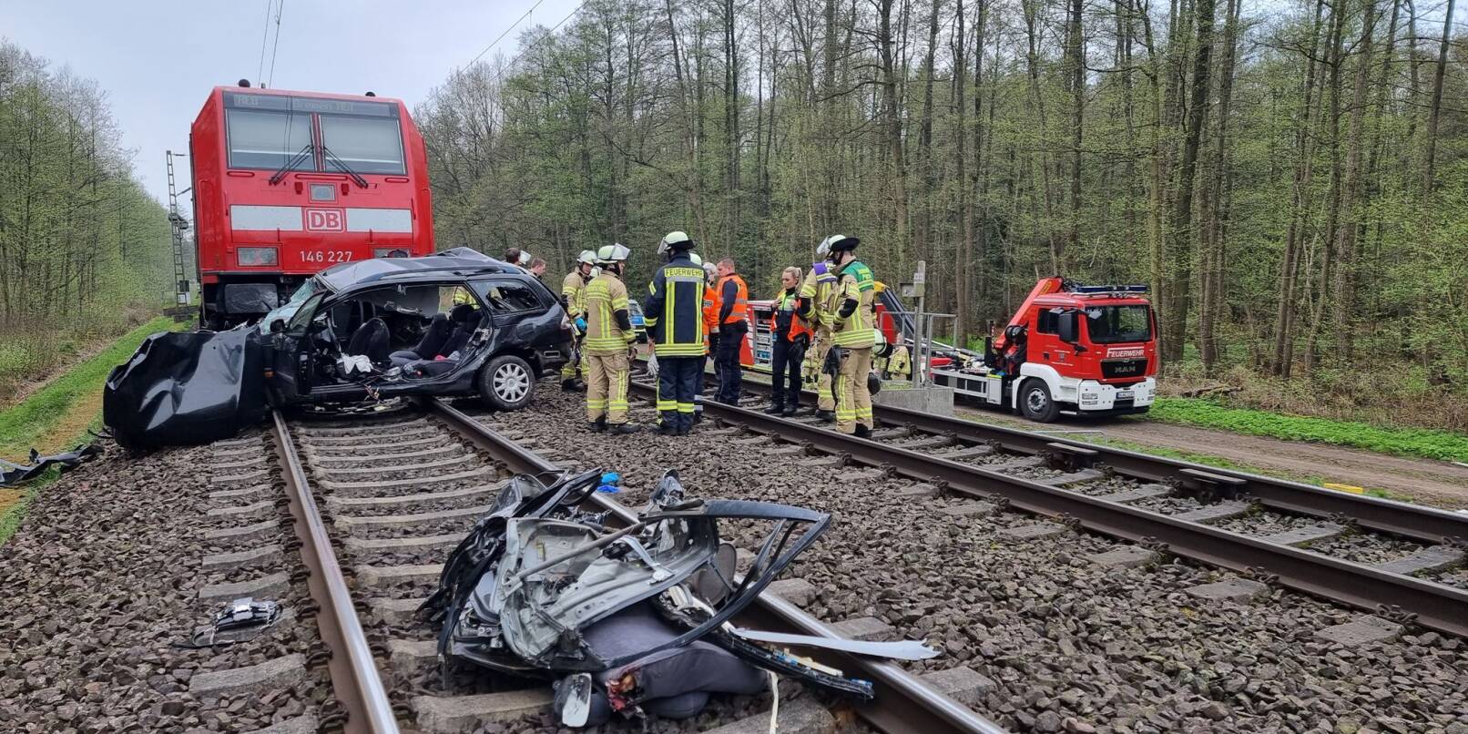 Beim Zusammenstoß eines Zuges mit einem Auto an einem Bahnübergang nahe Hannover kamen drei Menschen ums Leben.