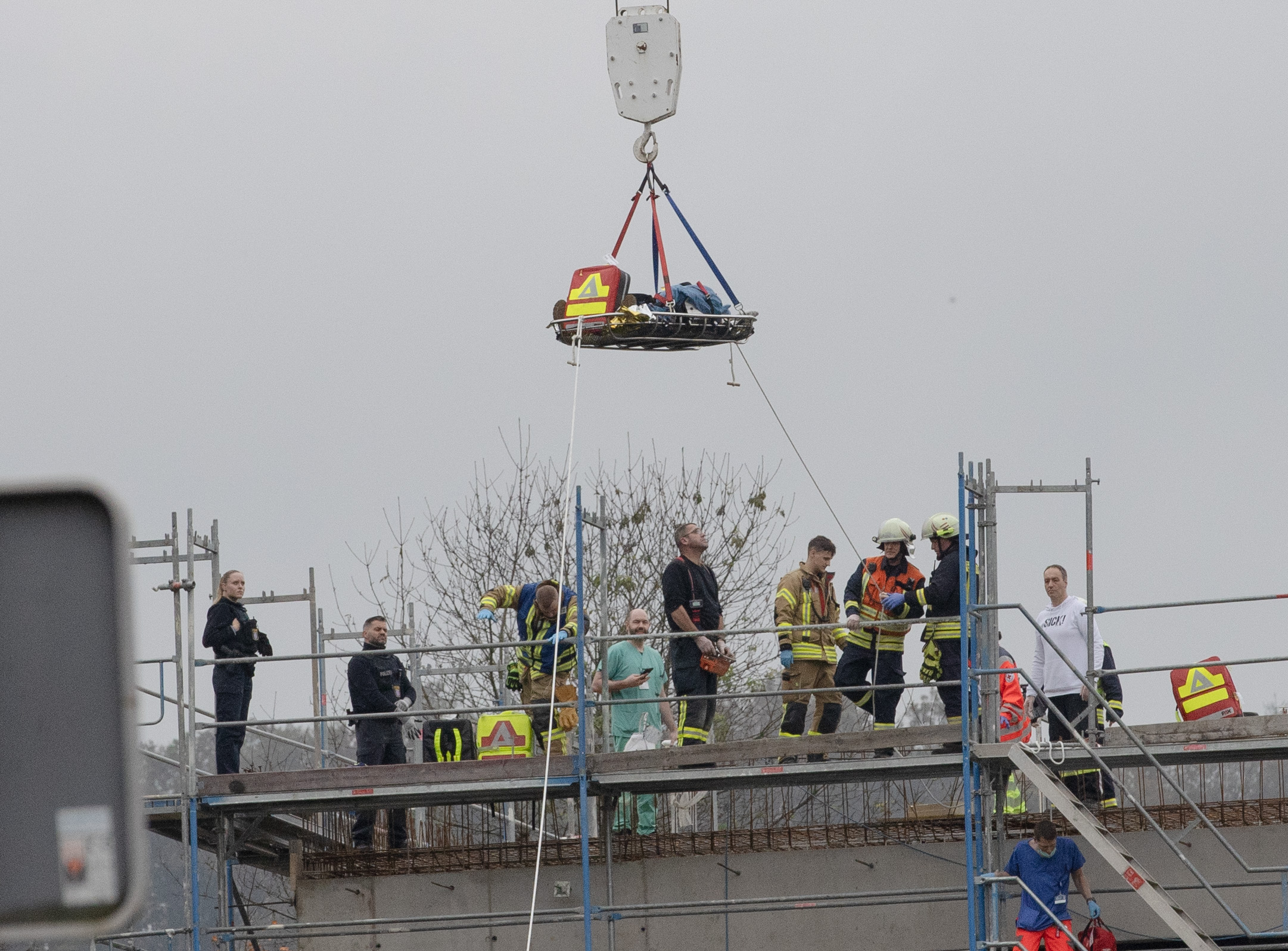 Feuerwehr holt Bauarbeiter mit Kran von Dach WNOZ