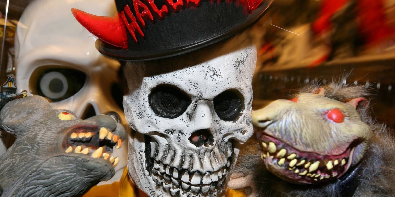 Masken, wie diese, sind an Halloween sehr beliebt.