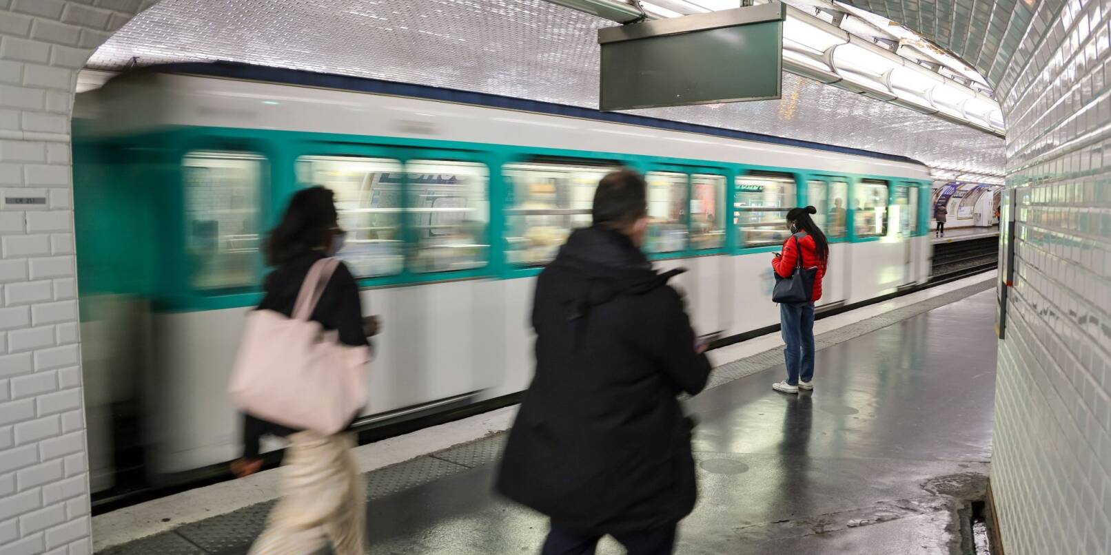 Fahrgäste benutzen eine Pariser Metro - kürzlich ist eine Frau an der Tür einer U-Bahn hängengeblieben und gestorben.