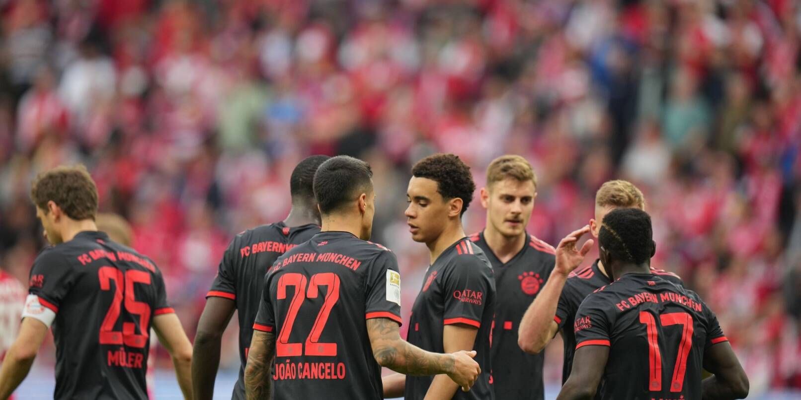 Die Bayern-Spieler reagieren nach der 1:3-Niederlage.