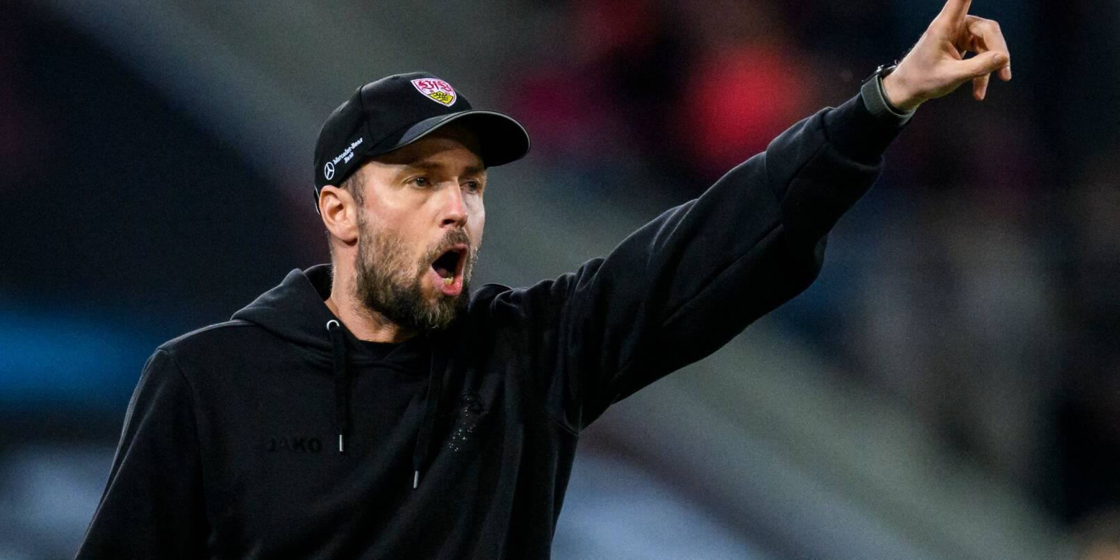 Stuttgarts Trainer Sebastian Hoeneß gestikuliert.