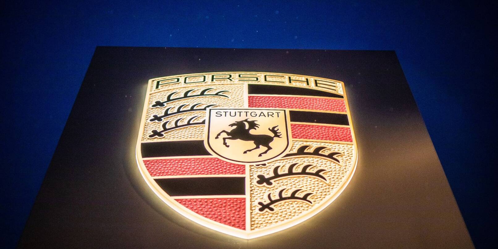 Das Prosche Logo am Porsche Center in Stuttgart.