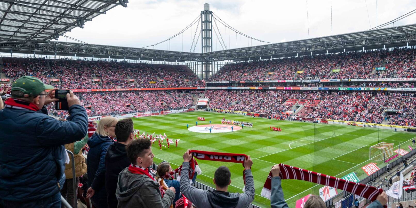 In Köln kamen fast 40.000 Fans ins Stadion.