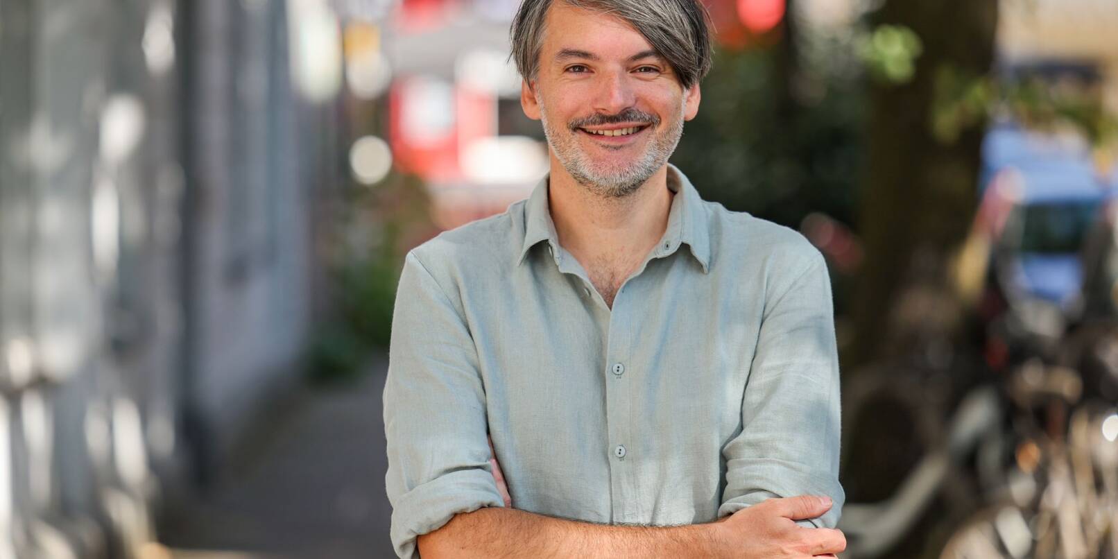 Der Hamburger Schriftsteller Saša Stanišić schreibt nicht nur Bücher, er hat auch schon Fußball-Jungs trainiert (Foto Archiv). Der Hamburger Schriftsteller Saša Stanišić schreibt nicht nur Bücher, er hat auch schon Fußball-Jungs trainiert (Foto Archiv).