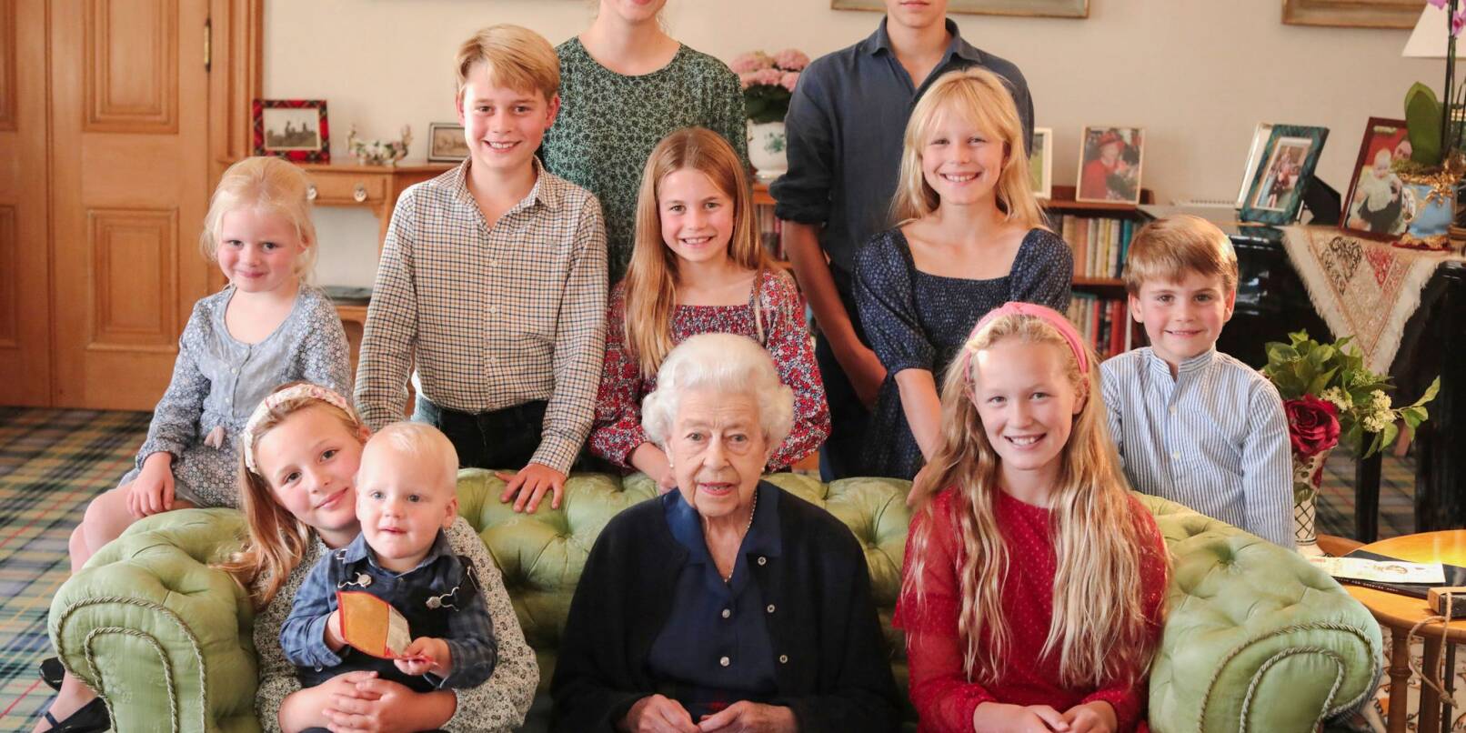Die britische Königin Elizabeth II. mit einigen ihrer Enkel und Urenkel.