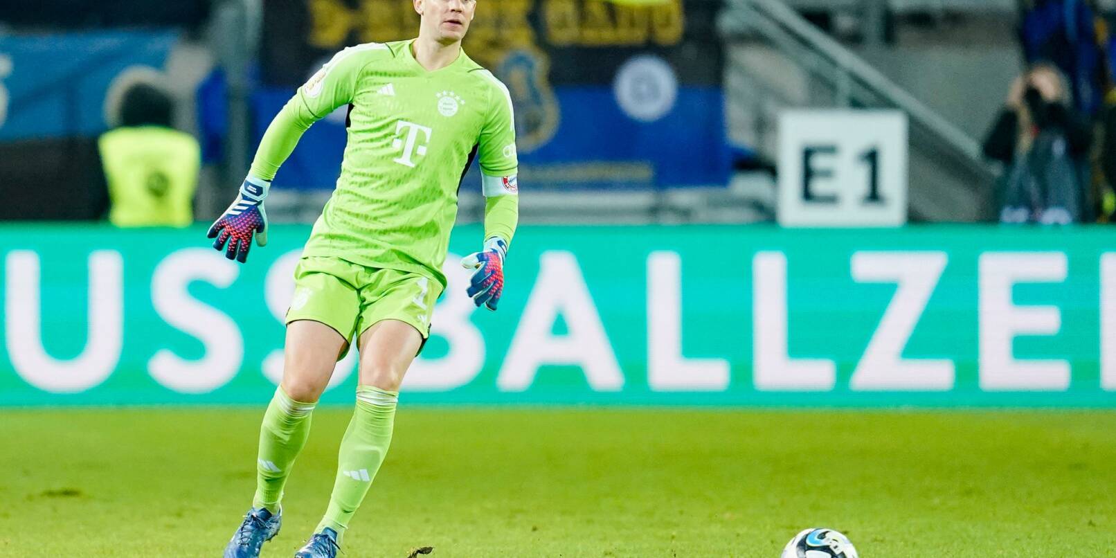 Vor einem Jahr strauchelten die Bayern, hier Manuel Neuer am Ball, auf dem vom Regen aufgeweichten Rasen in Saarbrücken. Vor einem Jahr strauchelten die Bayern, hier Manuel Neuer am Ball, auf dem vom Regen aufgeweichten Rasen in Saarbrücken.