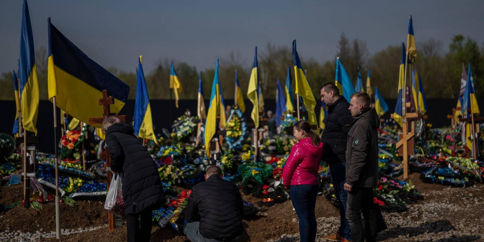 Am ersten Sonntag nach dem orthodoxen Osterfest beginnt in der Ukraine eine Gebetswoche für die Toten. Dabei wird mit den Verstorbenen zusammen auf dem Friedhof gegessen - als Gedenken.