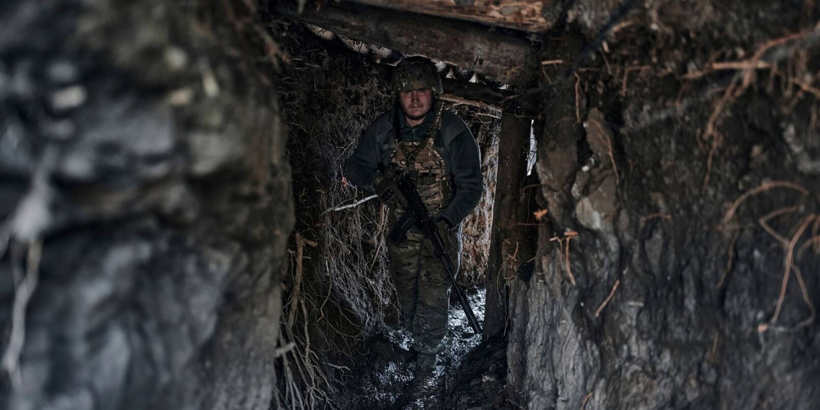 Ein ukrainischer Soldat steht in einem Schützengraben an der Frontlinie im Osten der Ukraine.