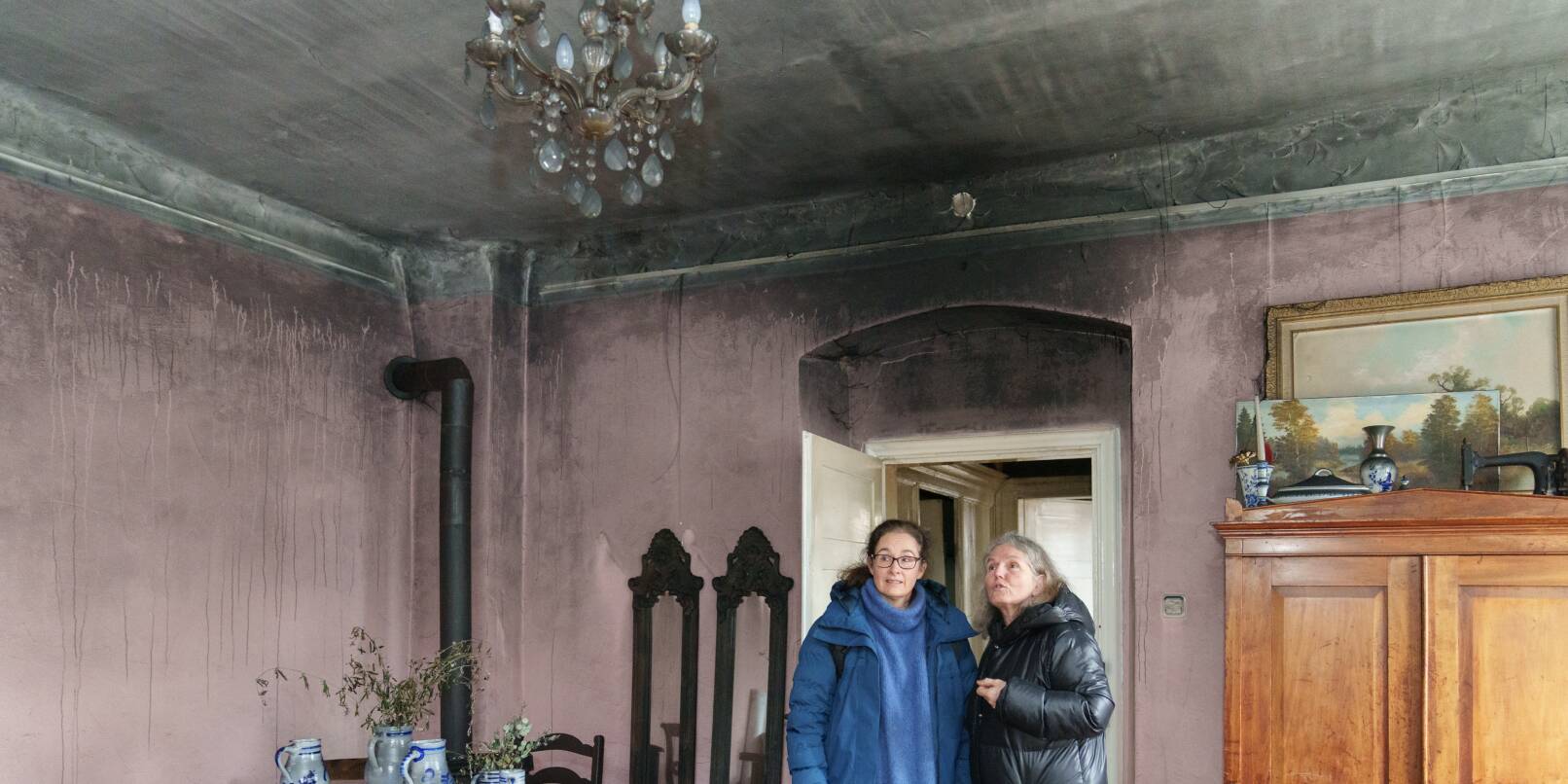 Susanne Tröscher (rechts) bespricht mit der Restauratorin Sonia Frank-Luron das weitere Vorgehen. Susanne Tröscher (rechts) bespricht mit der Restauratorin Sonia Frank-Luron das weitere Vorgehen.