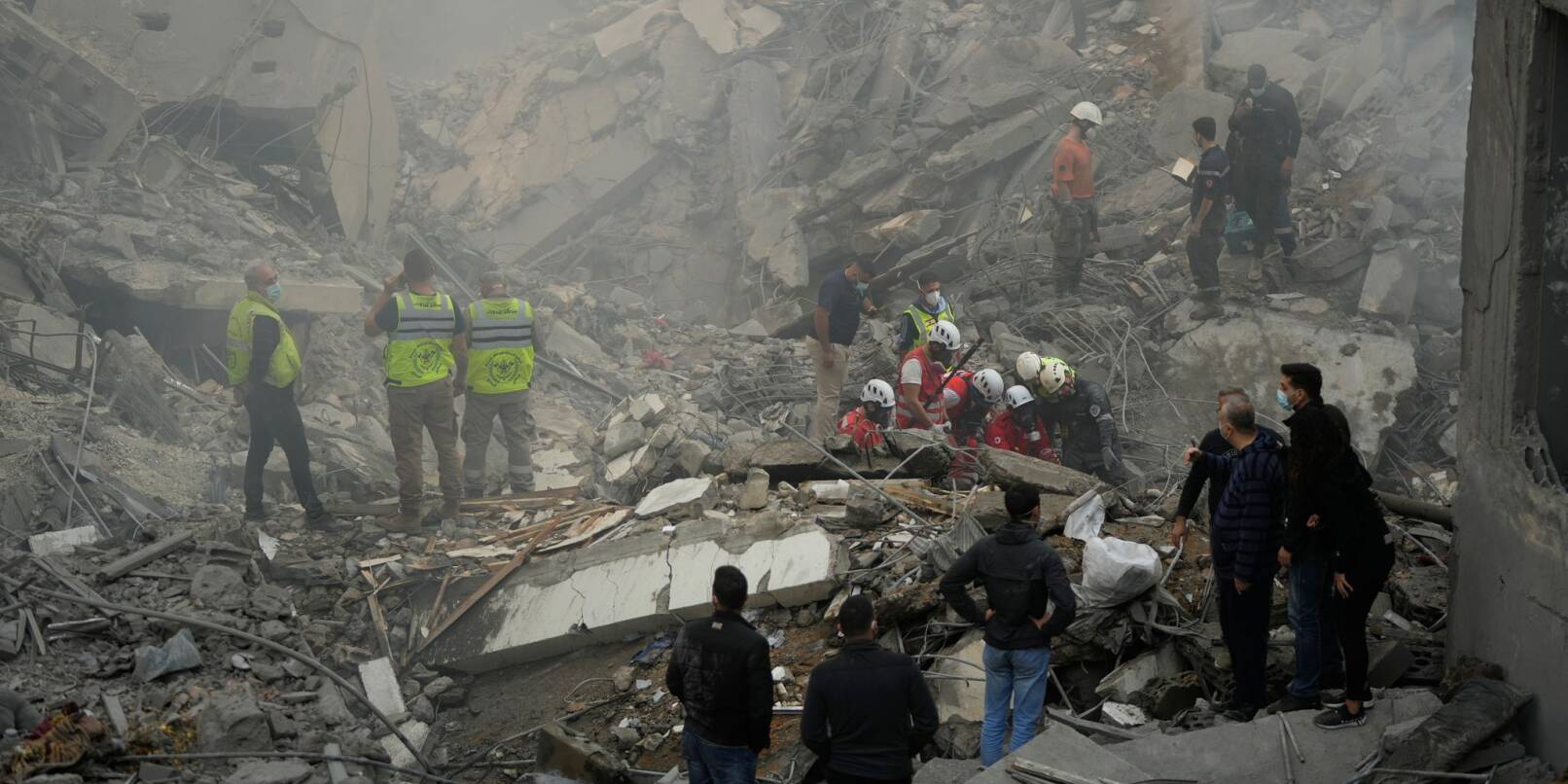 Die Rettungsarbeiten dauern nach dem Angriff, der das Zentrum von Beirut traf, an. Die Rettungsarbeiten dauern nach dem Angriff, der das Zentrum von Beirut traf, an.