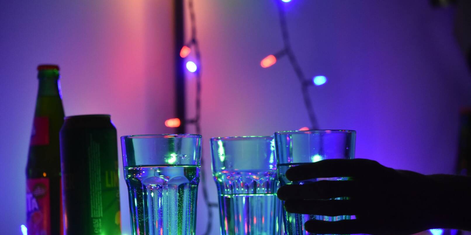 Schon ein kurzer Moment der Unaufmerksamkeit kann dazu führen, dass jemand etwas in den Drink schüttet. (Archivbild) Schon ein kurzer Moment der Unaufmerksamkeit kann dazu führen, dass jemand etwas in den Drink schüttet. (Archivbild)
