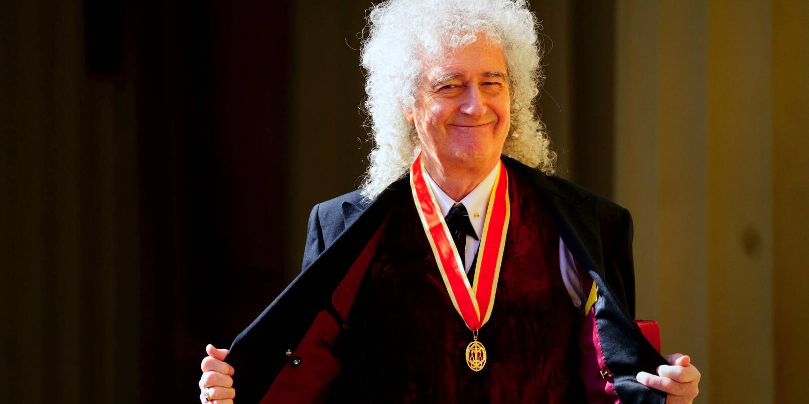 Der Queen-Gitarrist darf sich nach dem Ritterschlag jetzt Sir Brian May nennen.
