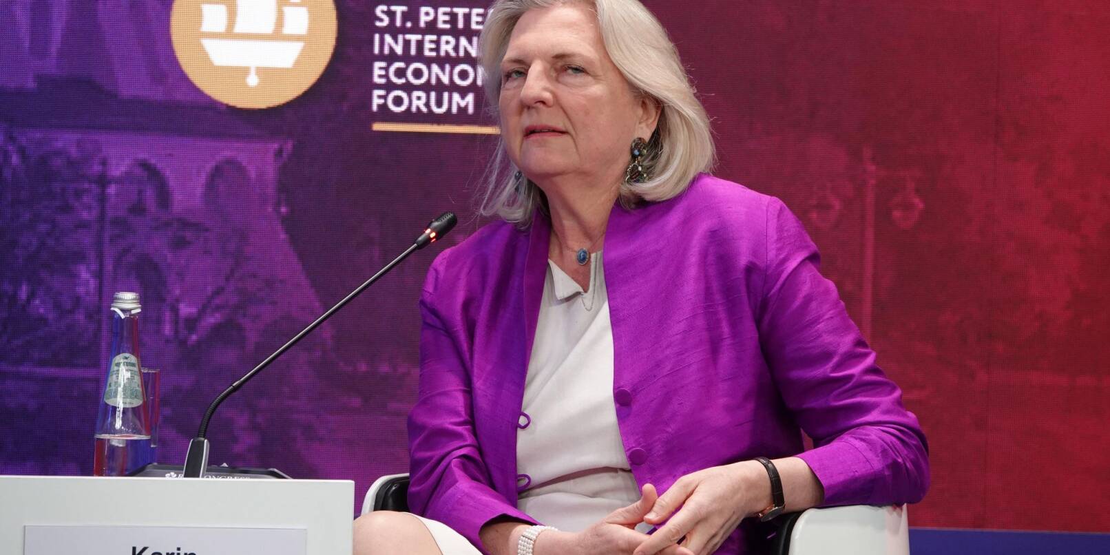 Karin Kneissl ist einer der wenigen gern gesehenen Gäste aus dem Westen auf russischen Politikveranstaltungen - wie hier beim Internationalen Wirtschaftsforum in St. Petersburg. (Archivbild) Karin Kneissl ist einer der wenigen gern gesehenen Gäste aus dem Westen auf russischen Politikveranstaltungen - wie hier beim Internationalen Wirtschaftsforum in St. Petersburg. (Archivbild)