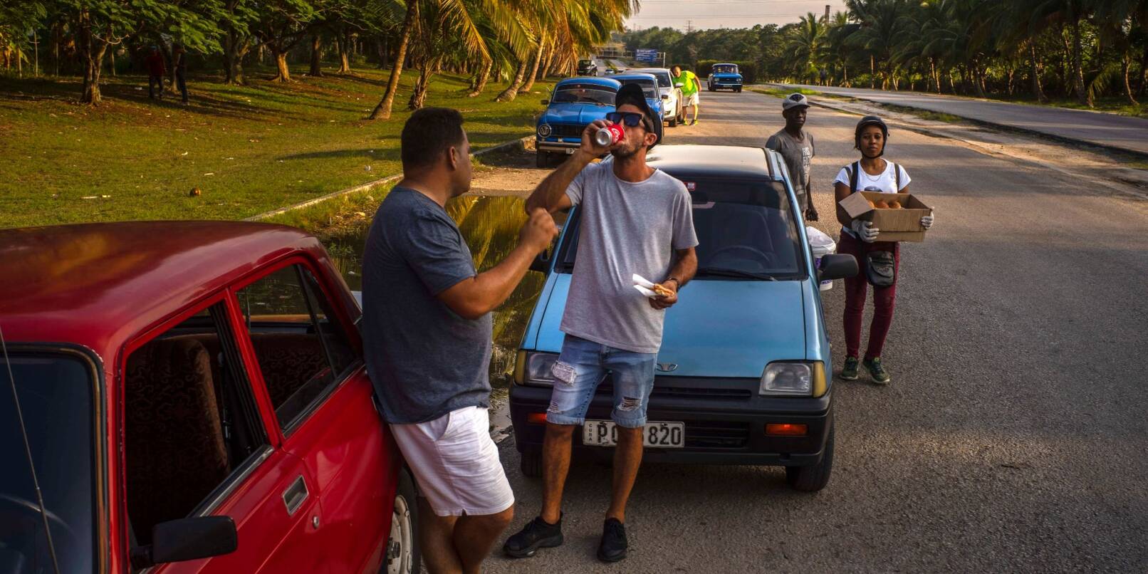 Autofahrer warten in Havanna auf die Ankunft eines Tanklastwagens mit Kraftstoff.