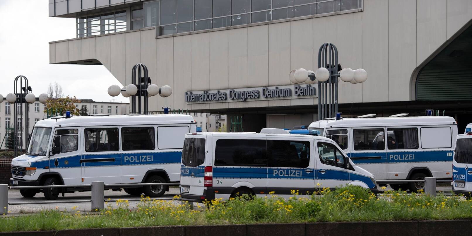 Einsatzfahrzeuge der Polizei stehen am ehemaligen Kongresszentrum ICC in Berlin.