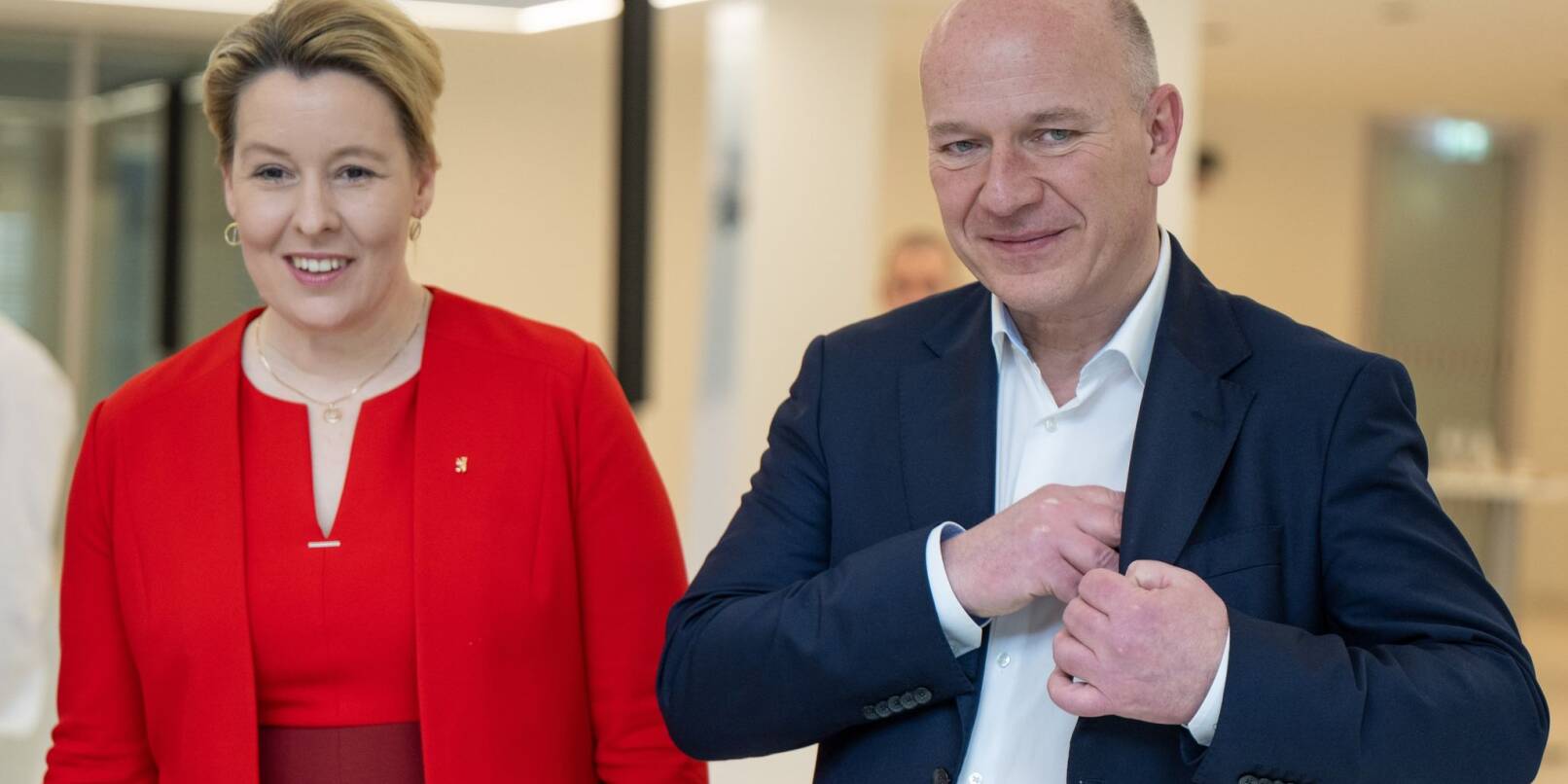 Franziska Giffey (SPD), Regierende Bürgermeisterin von Berlin, und Kai Wegner, Vorsitzender der CDU Berlin, nach einem Pressetermin zur Vorstellung des ausgehandelten Koalitionsvertrags.