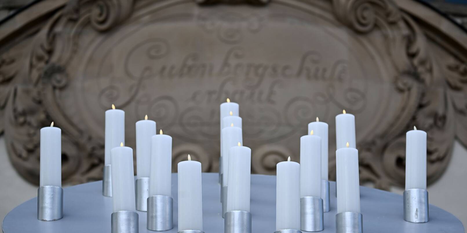 Sechzehn Kerzen während einer Gedenkveranstaltung zum Schulmassaker vor dem Erfurter Gutenberg-Gymnasium.