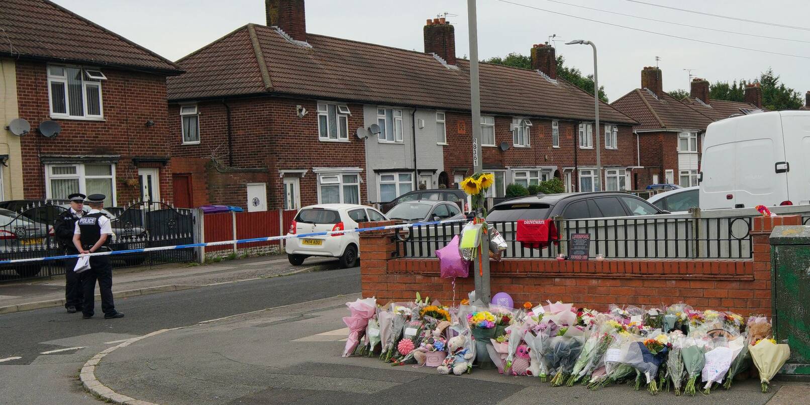 Blumen in Liverpool im Gedenken an das erschossene Mädchen.