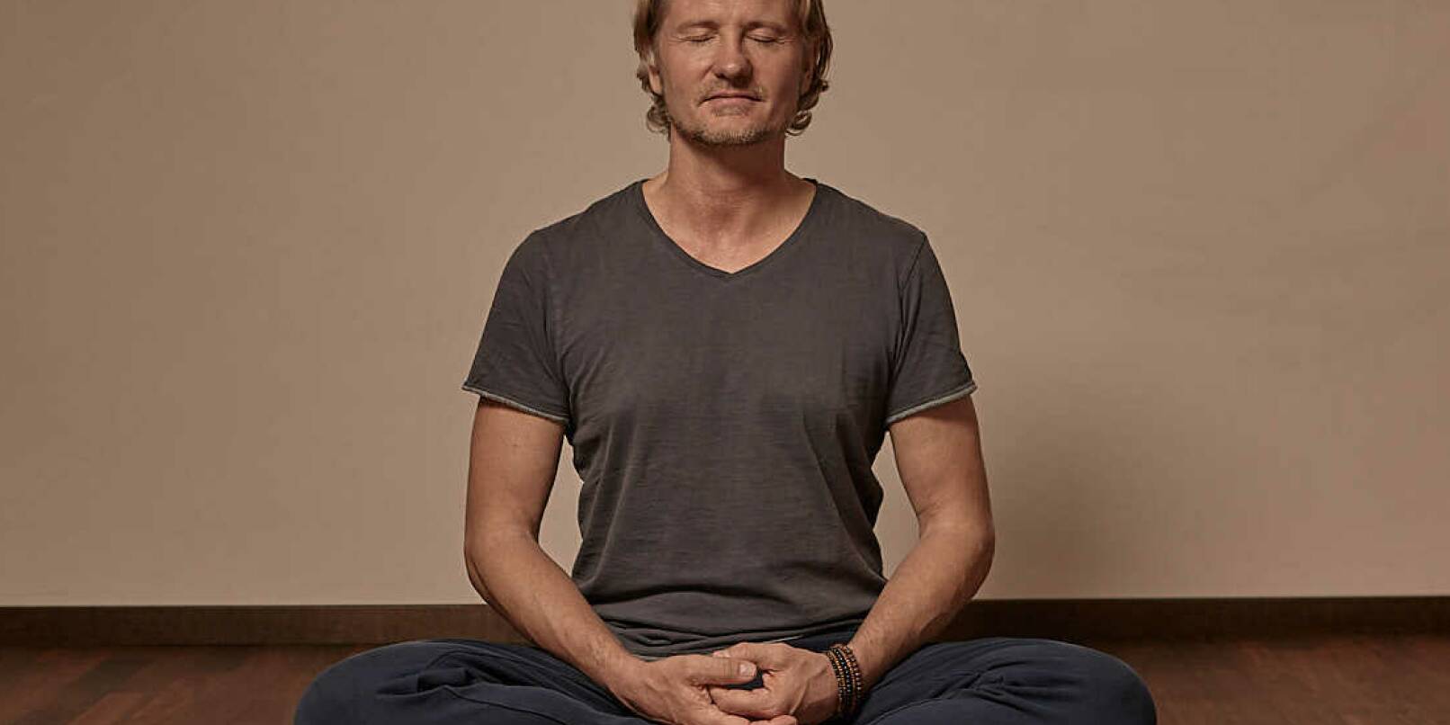 Steffen Lohrer konzentriert sich beim Yoga auf die schönen Dinge im Leben.