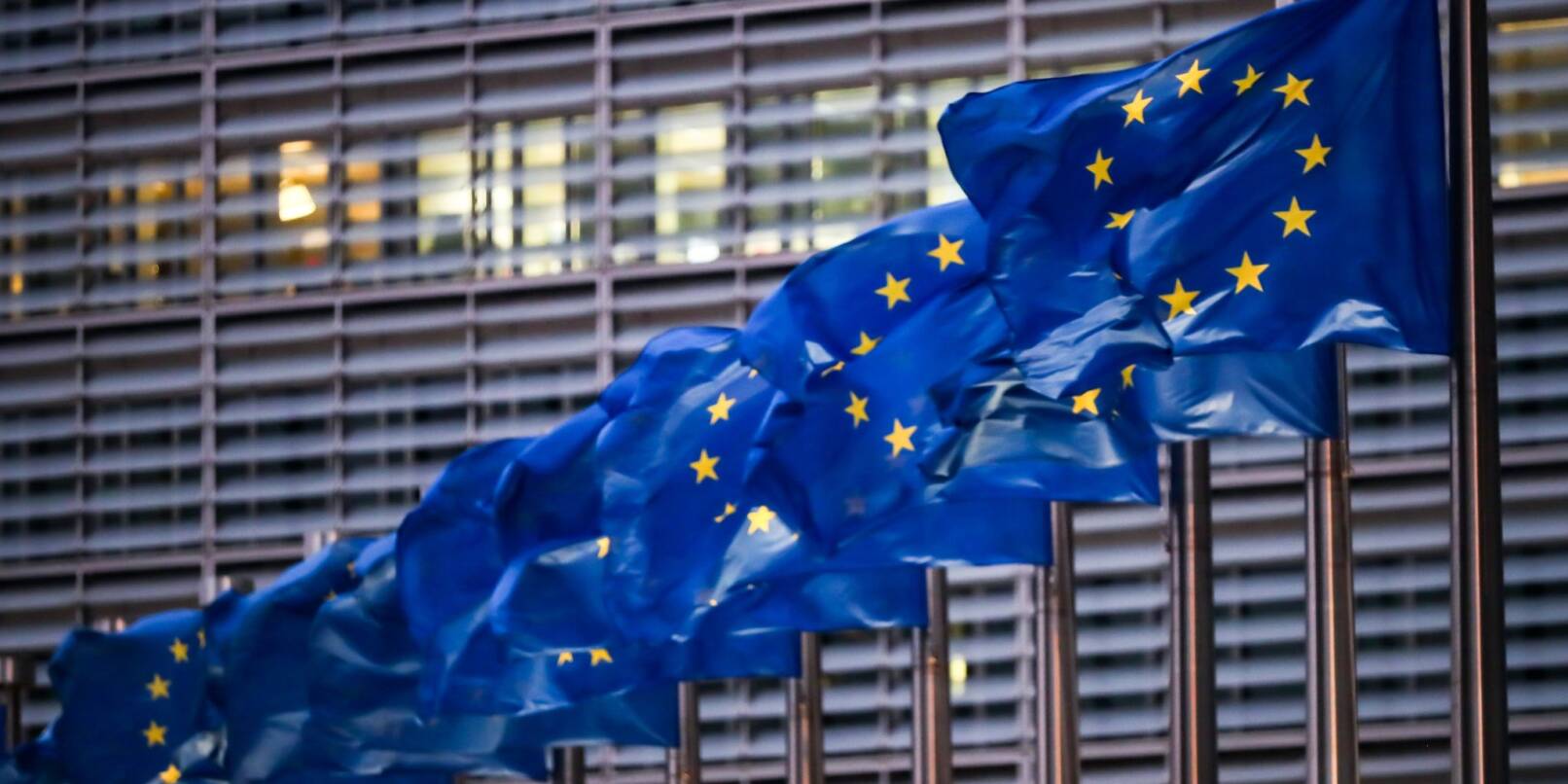 Europaflaggen wehen vor dem Sitz der EU-Kommission. «Wir leben in einer sehr anderen Welt als vor 30 Jahren. Andere Herausforderungen, andere Prioritäten», sagt Kommissionsvizepräsident Valdis Dombrovskis zu der geplanten Reform des Schuldenabbaus.