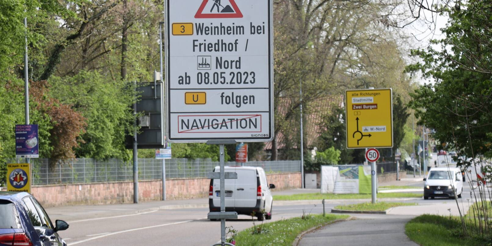 Die B 3 im Norden Weinheims. Ab dem 8. Mai wird die Fahrbahn saniert. Dazu in eine Einbahnstraßenregelung in Richtung Sulzbach/Hemsbach zwischen dem Langgassenweg und dem Kreisverkehr erforderlich.