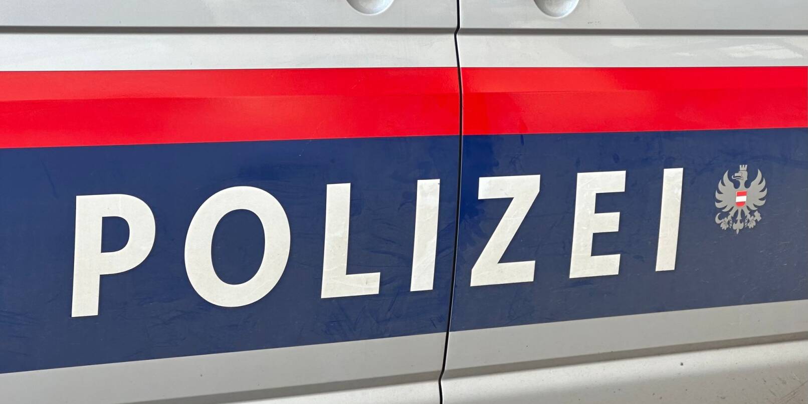 In Tirol werden in der Wintersaison an Wochenenden manche Nebenstraßen für den Transitverkehr gesperrt - die Polizei wird das kontrollieren. In Tirol werden in der Wintersaison an Wochenenden manche Nebenstraßen für den Transitverkehr gesperrt - die Polizei wird das kontrollieren.