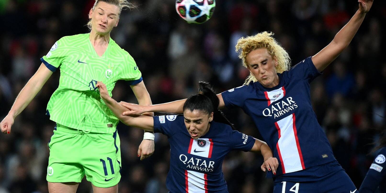 Alexandra Popp (l) und die Wolfsburgerinnen siegten mit 1:0 bei Paris Saint-Germain.