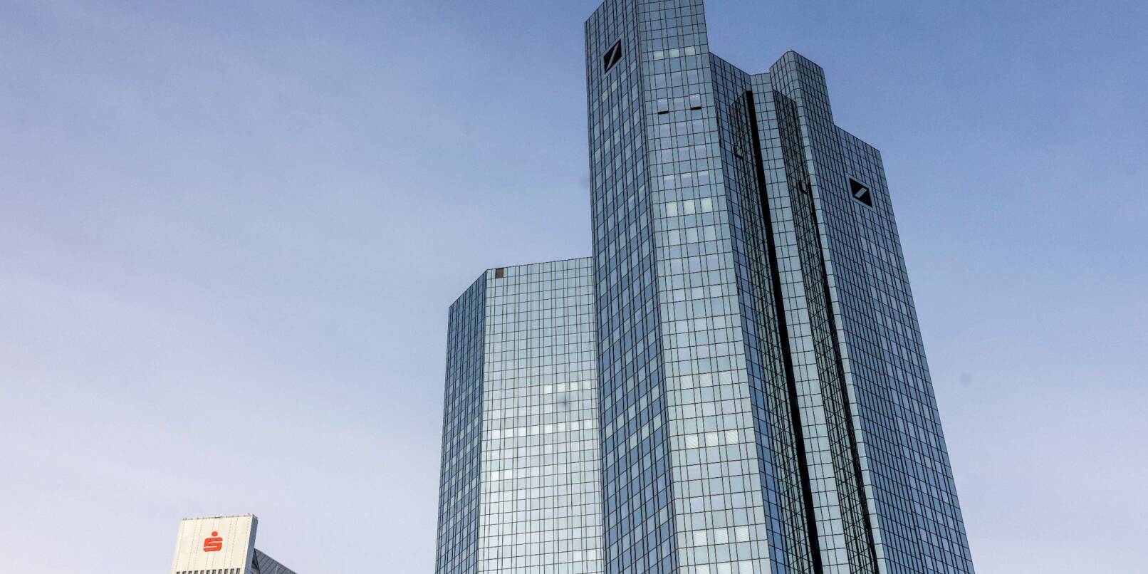 Blick auf die Zentrale der Deutschen Bank im Frankfurter Bankenviertel.